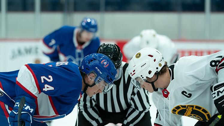 Ihre hei&szlig;e Aff&auml;re h&auml;lt Shane Hollander (Hudson Williams, links) und Ilya Rozanov (Connor Storrie) nicht davon ab, auf dem Eis um jeden Pubkt zu k&auml;mpfen.