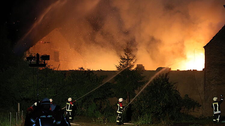 Die Feuerwehren waren stundenlang im Einsatz.