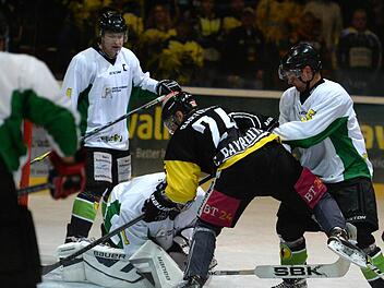 Höchstadts Goalie Ronny Glaser wirft sich auf den Puck, bevor der Bayreuther Michal Bartosch einnetzen kann. Daniel Sikorski (links) und Jiri Ryzuk müssen nicht eingreifen. Fotos: privat