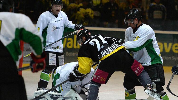 Höchstadts Goalie Ronny Glaser wirft sich auf den Puck, bevor der Bayreuther Michal Bartosch einnetzen kann. Daniel Sikorski (links) und Jiri Ryzuk müssen nicht eingreifen. Fotos: privat