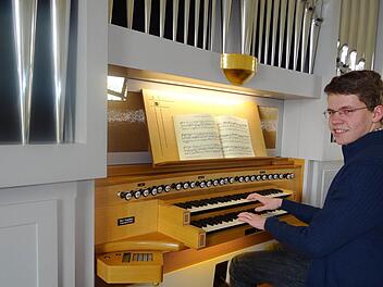 So sehen Sieger aus: Michael Wicklein aus Reckendorf spielt erst seit drei Jahren Orgel. Kirchenmusiker Wolfgang Schneider und die Jury im Regionalwettbewerb von "Jugend musiziert" sind begeistert von seinem musikalischen Talent. Mit seinen vorgetragenen Choralbearbeitungen erhielt er 23 von 25 möglichen Punkten. Ende April tritt er im Landeswettbewerb an. Fotos: Johanna Eckert