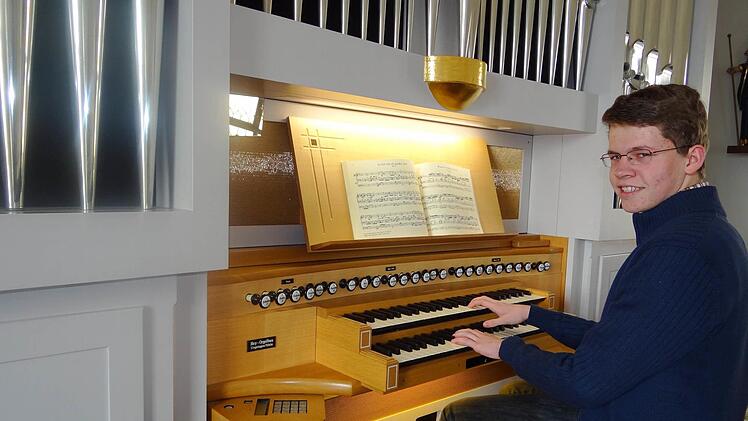 So sehen Sieger aus: Michael Wicklein aus Reckendorf spielt erst seit drei Jahren Orgel. Kirchenmusiker Wolfgang Schneider und die Jury im Regionalwettbewerb von "Jugend musiziert" sind begeistert von seinem musikalischen Talent. Mit seinen vorgetragenen Choralbearbeitungen erhielt er 23 von 25 möglichen Punkten. Ende April tritt er im Landeswettbewerb an. Fotos: Johanna Eckert