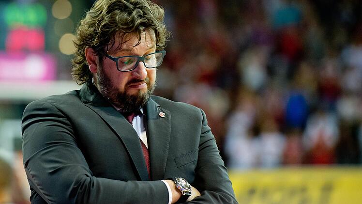 Trainer Andrea Trinchieri von Bamberg am Spielfeldrand. Foto: Sven Hoppe/dpa