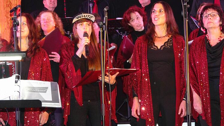 Eva Müller (Bild) und Anika Schmidt rappten zu dem weltbekannten Stück "We are the World 25 for Haiti", einem Song, der im Jahr 2010 zugunsten der Erdbebenopfer in Haiti aufgenommen wurde. Foto: Johanna Eckert