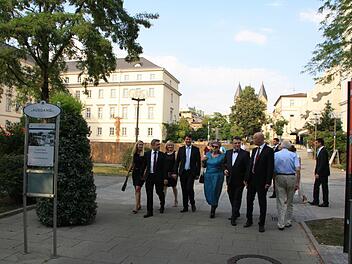 Als Justizminister Winfried Bausback beim Staatsampfang zum Kissinger Sommer Ministerpräsident Horst Seehofer vertrat, musste er auch an der leeren Fläche vorbei, auf der Kurhaushotel und Kurgastzentrum standen. Lösung hatte auch Bausback keine, nun ruhen die Hoffnungen Markus Söder. Foto: Ralf Ruppert/Archiv