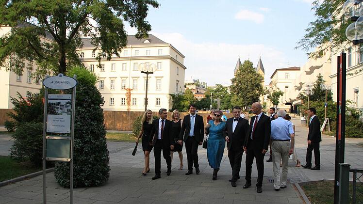 Als Justizminister Winfried Bausback beim Staatsampfang zum Kissinger Sommer Ministerpräsident Horst Seehofer vertrat, musste er auch an der leeren Fläche vorbei, auf der Kurhaushotel und Kurgastzentrum standen. Lösung hatte auch Bausback keine, nun ruhen die Hoffnungen Markus Söder. Foto: Ralf Ruppert/Archiv