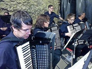 Das Hersbrucker Harmonika Orchester bescherte dem Publikum in der Teufelshöhle einen tollen Konzertabend.  Foto: Thomas Weichert