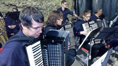 Das Hersbrucker Harmonika Orchester bescherte dem Publikum in der Teufelshöhle einen tollen Konzertabend.  Foto: Thomas Weichert