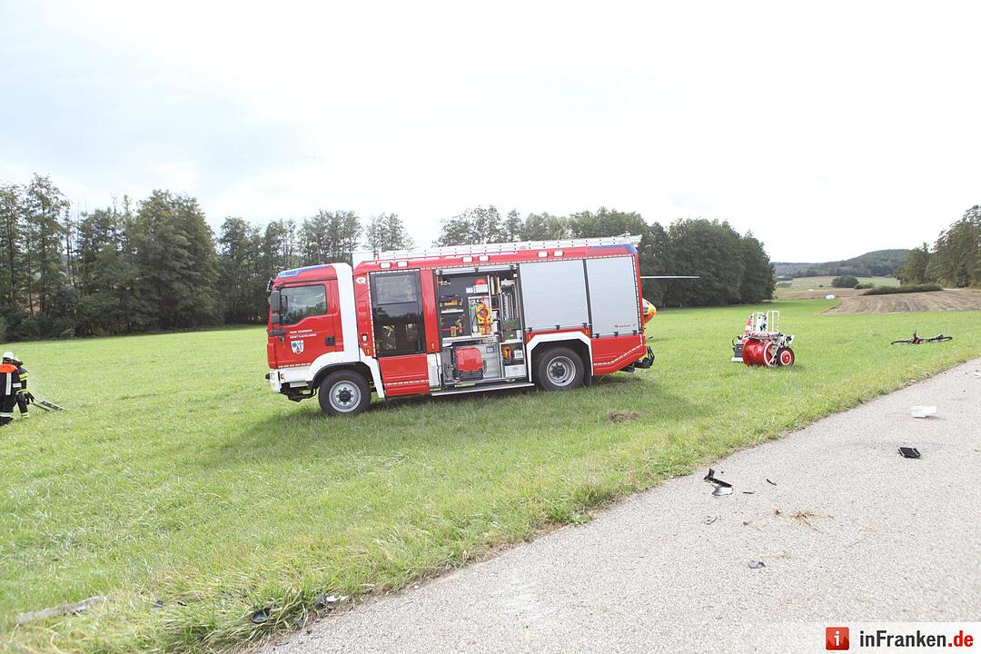 Pkw landet bei Kemmathen auf dem Dach