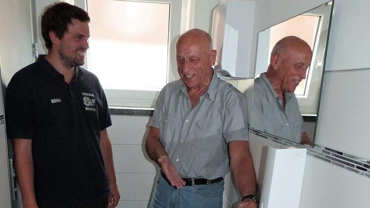 Bürgermeister Hermann Anselstetter (rechts) dankte der Wehr für ihren Einsatz; links Projektleiter Niklas Hoffmann. Foto: Werner Reißaus
