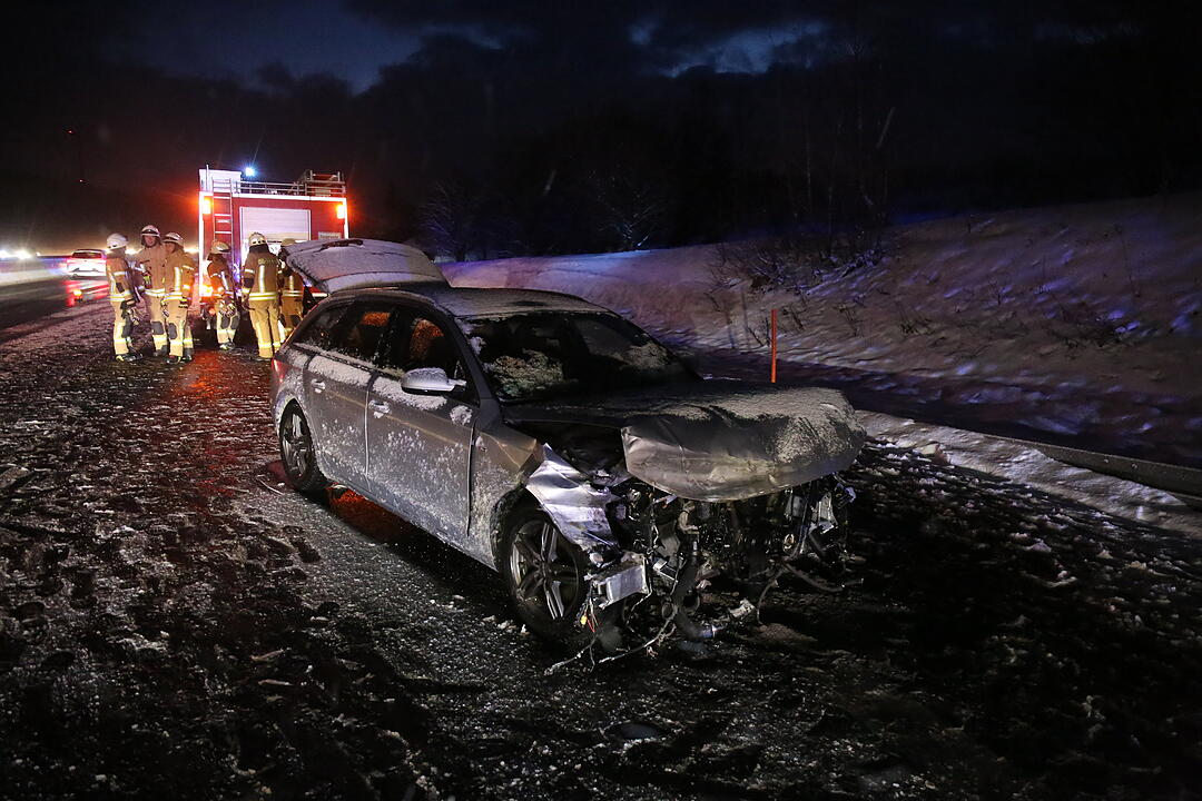 Zu schnell auf verschneiter Fahrbahn: BMW schleudert in Audi