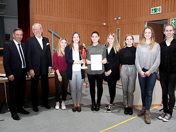 Die Mädels vom Karnevalsclub Röttenbach wurden deutscher Vizemeister und fränkischer Meister mit dem Schautanz "tief gefallen".   Foto: Richard Sänger