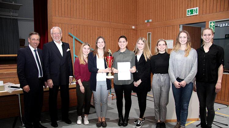 Die Mädels vom Karnevalsclub Röttenbach wurden deutscher Vizemeister und fränkischer Meister mit dem Schautanz "tief gefallen".   Foto: Richard Sänger