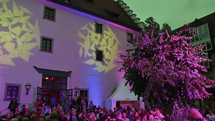 Die wechselnde Beleuchtung am späten Abend zauberte eine schöne Atmosphäre über den Platz.Ulrike Langer