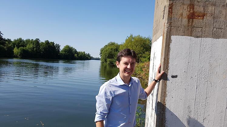 Wirtschaftsförderer Viktor Naumann an der ehemaligen Anlegestelle im Stadtsüden, wo ab 2020 wieder Schiffe anlegen - diesmal bringen sie Touristen. Foto: E. Roepert