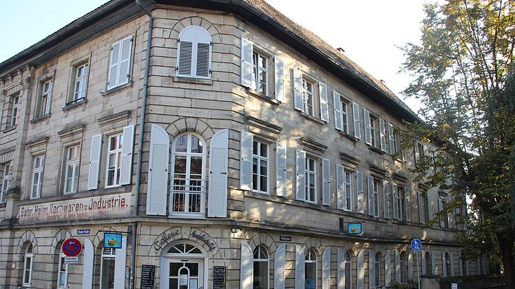 Der Eingang zum Innenbereich der Cafe-Bar Karibik in einem historischen Gebäude am Kronacher Stadtgraben. Foto: Andreas Schmitt