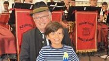 Hans Michel mit Enkel Hannibal, der extra zum Schützenfest in Rothenkirchen aus Spanien angereist war.  Foto: K.- H. Hofmann