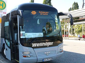 Um ihre Fahrgäste befördern zu können, hat die Agilis Busse angemietet.