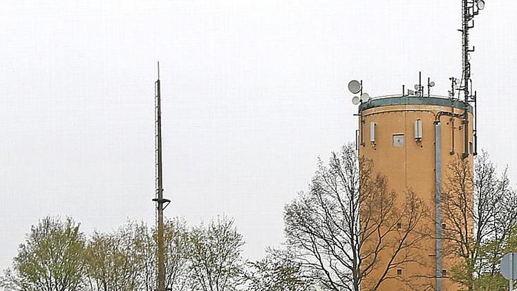 Der Wasserturm auf der Marloffsteiner Höhe. Die Stromkosten für seinen Betrieb werden dieses Jahr steigen. Foto: Archiv