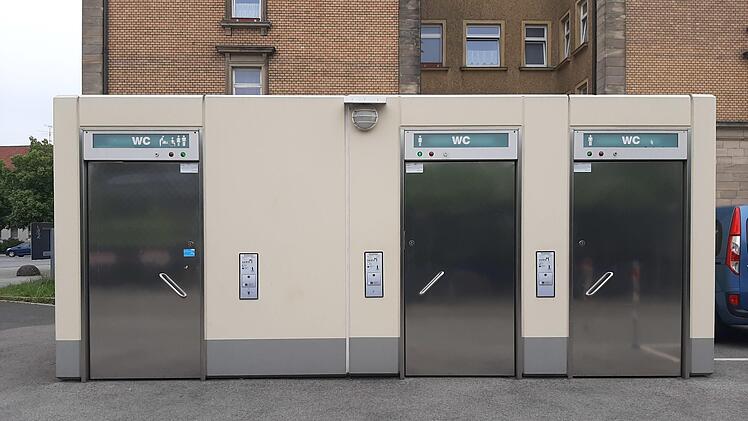 Die öffentlichen Toiletten am Bahnhof in Lichtenfels sind in einem Container untergebracht und eine Benutzung kostet 50 Cent. Fotos: Corinna Tübel