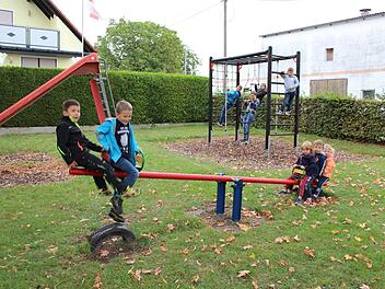 In Greuth nehmen die Kinder Abschied von ihren alten Spielgeräten.  Foto: Andreas Dorsch