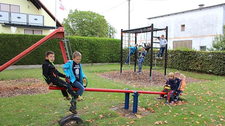 In Greuth nehmen die Kinder Abschied von ihren alten Spielgeräten.  Foto: Andreas Dorsch