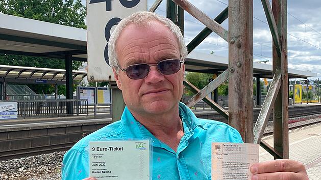 Schaffner sieht zwei gekaufte Neun-Euro-Tickets als ung&uuml;ltig an: Freunde am Bahnhof von sieben Polizisten empfangen