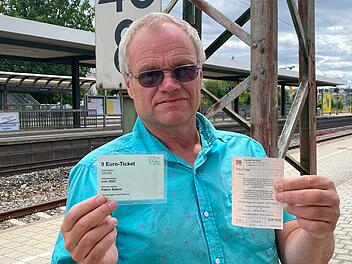 Schaffner sieht zwei gekaufte Neun-Euro-Tickets als ungültig an: Freunde am Bahnhof von sieben Polizisten empfangen