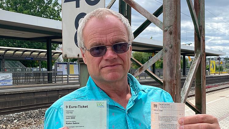 Schaffner sieht zwei gekaufte Neun-Euro-Tickets als ungültig an: Freunde am Bahnhof von sieben Polizisten empfangen