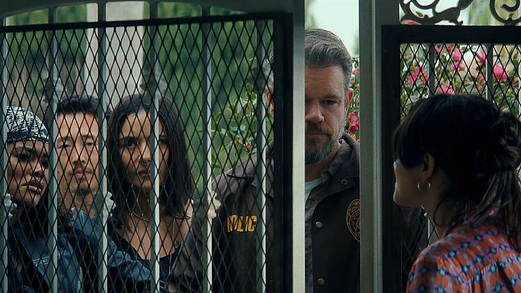 Die Polizei steht vor Desis (Sasha Calle, rechts) T&uuml;r. Kann sie die Damen und Herren (von links: Ben Affleck, Teyana Taylor, Steven Yeun, Catalina Sandino Moreno und Matt Damon) abwimmeln?