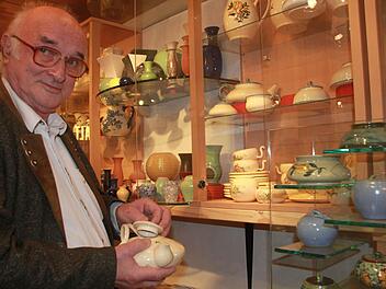 Klaus-Dieter Scheloske vor seiner Sammlung, die er im Keller seines Hauses in Köttmannsdorf aufbewahrt. Fotos: Matthias Einwag
