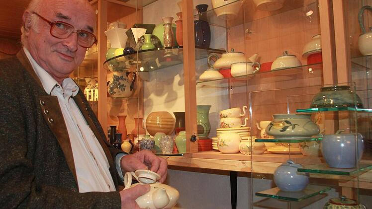 Klaus-Dieter Scheloske vor seiner Sammlung, die er im Keller seines Hauses in Köttmannsdorf aufbewahrt. Fotos: Matthias Einwag