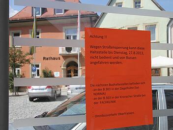 Die Bushaltestelle am Stadtsteinacher Marktplatz bleibt in den nächsten Tagen leer, denn die Busse kommen gar nicht bis dorthin. Stadtsteinach ist von beiden Seiten abgeriegelt. Foto: Sonja Adam