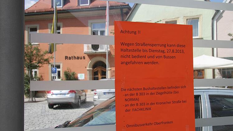 Die Bushaltestelle am Stadtsteinacher Marktplatz bleibt in den nächsten Tagen leer, denn die Busse kommen gar nicht bis dorthin. Stadtsteinach ist von beiden Seiten abgeriegelt. Foto: Sonja Adam