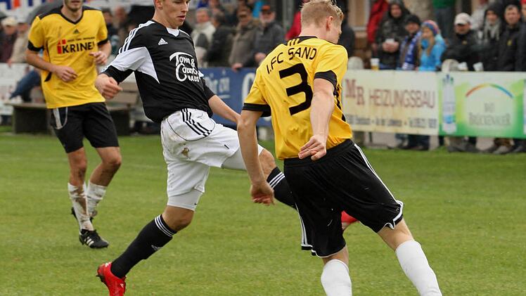 Der Augsfelder Danny Schlereth (Mitte) springt vergeblich in den Ball von Stefan Nöthling (rechts), der mit einem Befreiungsschlag die Situation klärt. Links Florian Gundelsheimer.