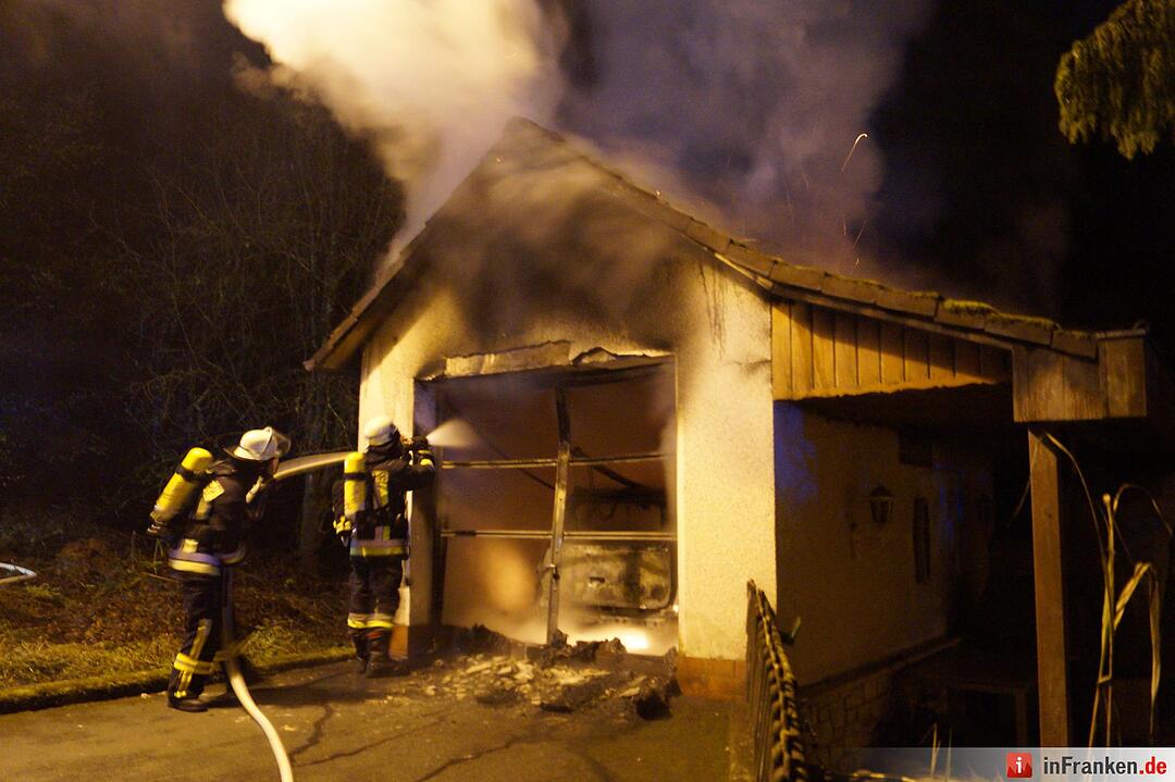 Auto samt Garage ausgebrannt
