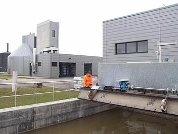 Auf dem Gelände der Höchstadter Kläranlage wurde in den vergangenen Monaten kräftig aufgerüstet. Gleich mehrere neue Anlagen und Gebäude sind entstanden.  Foto: Andreas Dorsch