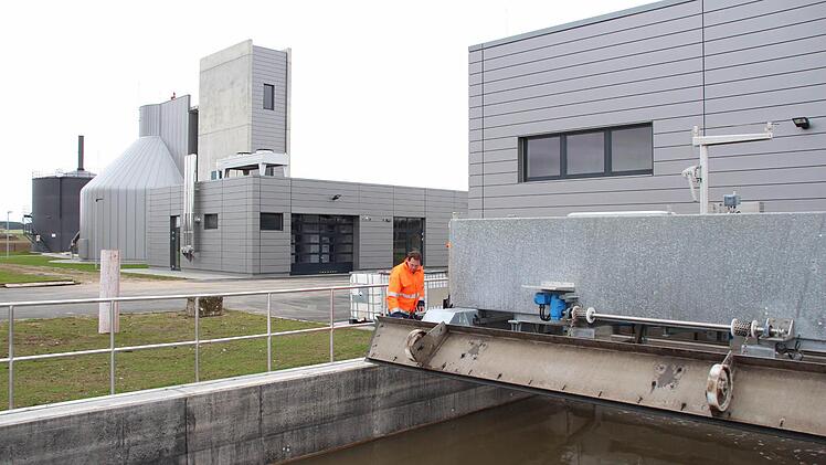 Auf dem Gelände der Höchstadter Kläranlage wurde in den vergangenen Monaten kräftig aufgerüstet. Gleich mehrere neue Anlagen und Gebäude sind entstanden.  Foto: Andreas Dorsch