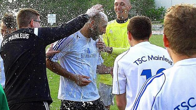Der Mainleuser Spielertrainer Holger Dittwar muss die obligatorische Bierdusche über sich ergehen lassen.  Foto: Monika Limmer
