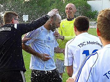 Der Mainleuser Spielertrainer Holger Dittwar muss die obligatorische Bierdusche &uuml;ber sich ergehen lassen.  Foto: Monika Limmer