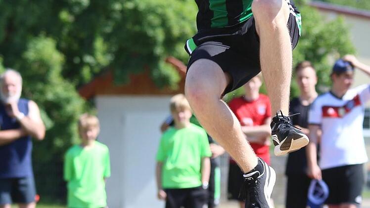 Ab durch die Luft: 4,40 Meter sprang Lukas Baumeister aus Eichelsorf. Fotos: Ralf Naumann