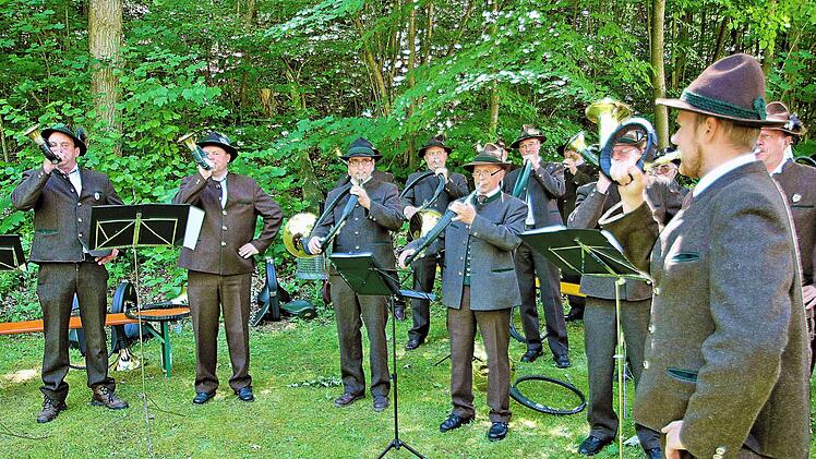 Die Parforcehornbläser unter der Leitung von Veronika Hümpfer und die Jagdhornbläser unter der Leitung von Florian Bauer, beide vom Jägerverein Bad Kissingen, sorgten für die musikalische Umrahmung der Hubertusmesse. Foto: Dieter Britz