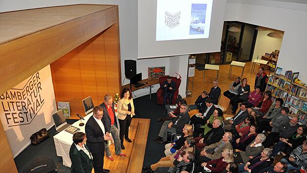 Bei der ersten Auflage 2016 gastierte Bamlit auch in der B&uuml;cherei Stegaurach. Das Bild entstand nach der Lesung von Durs Gr&uuml;nbein. Foto: Olschlegel