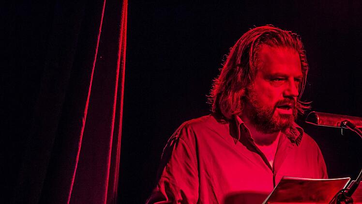 Egbert Tholl übernahm den Part des Sprechers in "die Maske des roten Todes". Foto: Joche Berger