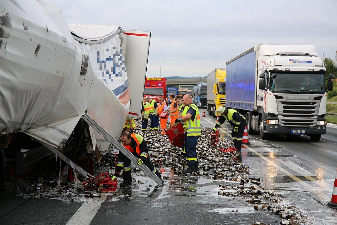 Laster verliert Ladung: Bier verteilt sich auf A9 bei Bad Berneck