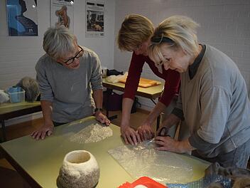 Zusammen mit Gisela Mackeldey (Zweite von links) fertigen Sabine Oppel und Doro Reichel aus Luftpolsterfolie die Schablonen für ihre Filzwerke.  Foto: Daniela Pondelicek