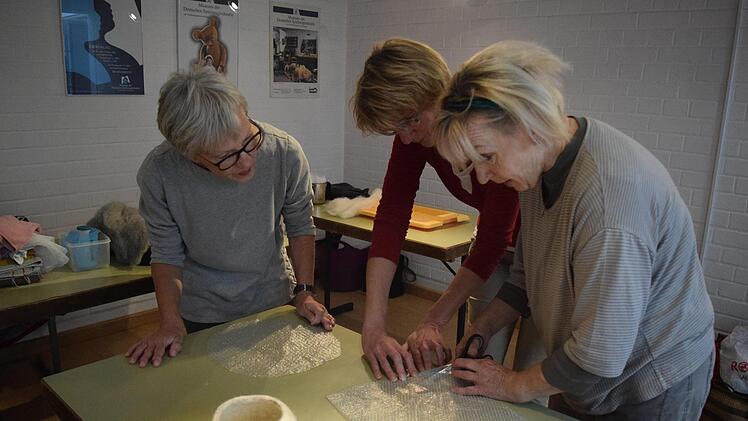 Zusammen mit Gisela Mackeldey (Zweite von links) fertigen Sabine Oppel und Doro Reichel aus Luftpolsterfolie die Schablonen für ihre Filzwerke.  Foto: Daniela Pondelicek