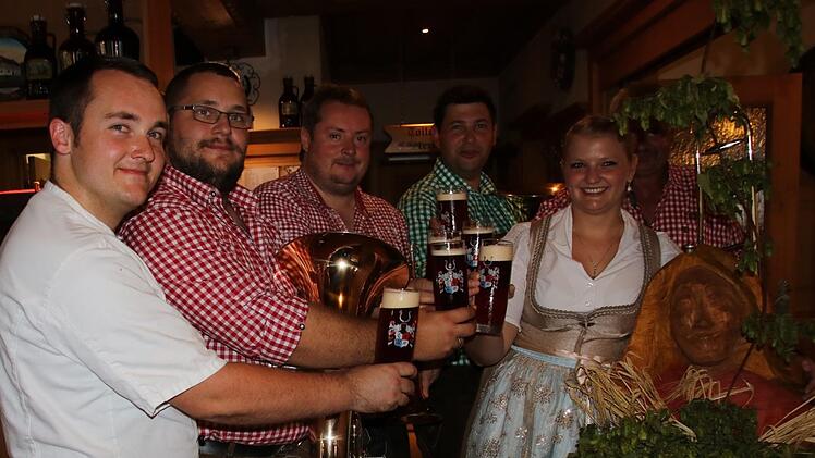 Jana Neubert zusammen mit den Musikern, die den Abend begleiteten und ihrem Freund, dem Braumeister Thomas Reblitz (links).Matthias Einwag