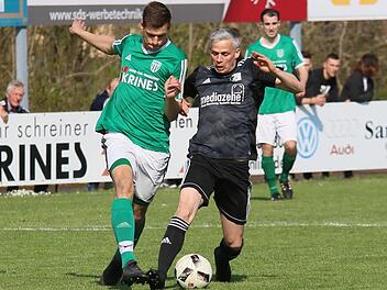 Chris Büttner (rechts) und die Sportfreunde Steinbach hatten beim knappen 1:0-Sieg ziemlich Mühe mit Oliver Gonnert und dem FC Sand II.  Foto: Ralf Naumann