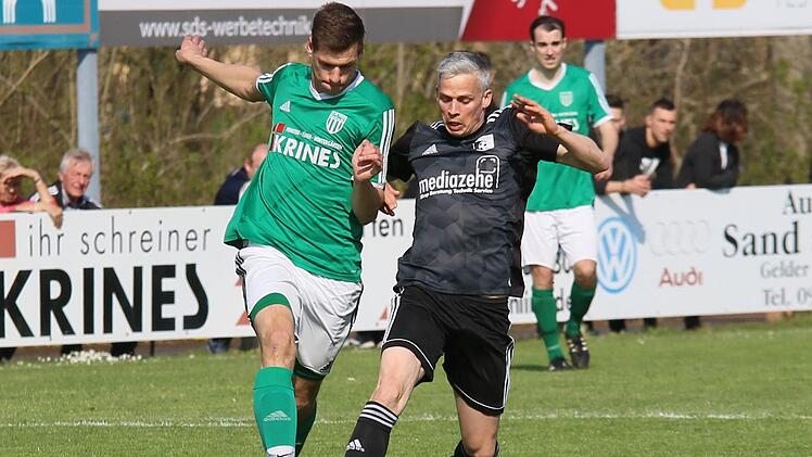 Chris Büttner (rechts) und die Sportfreunde Steinbach hatten beim knappen 1:0-Sieg ziemlich Mühe mit Oliver Gonnert und dem FC Sand II.  Foto: Ralf Naumann